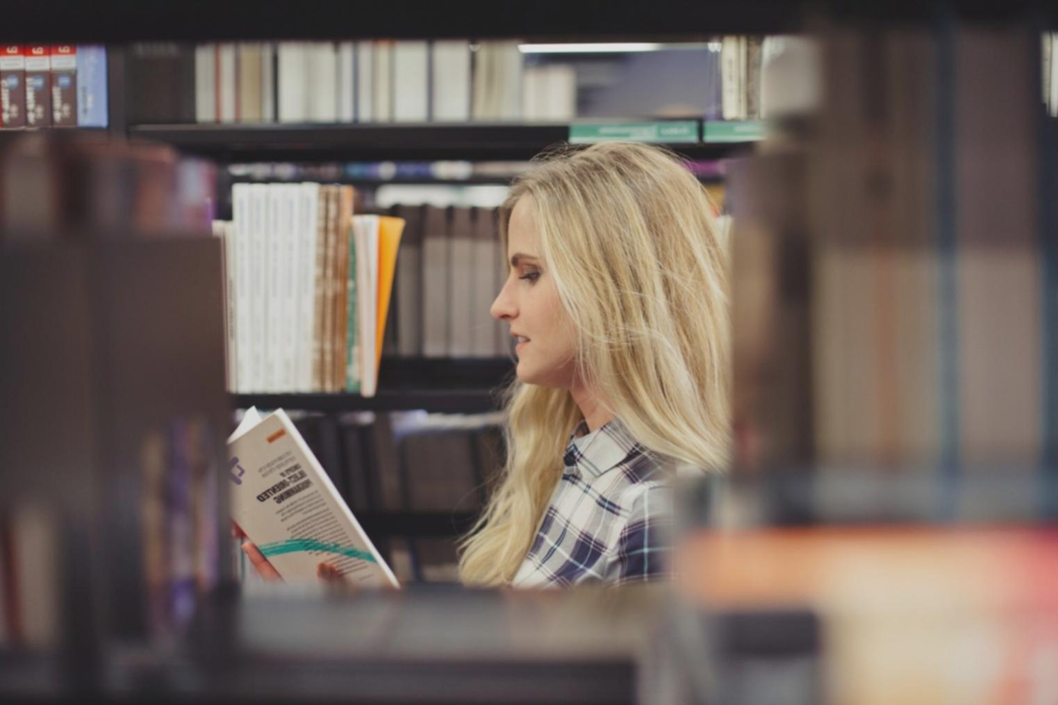 Detaillierte Finanzanalyse mit Dokumenten und Grafiken auf einem modernen Arbeitsplatz