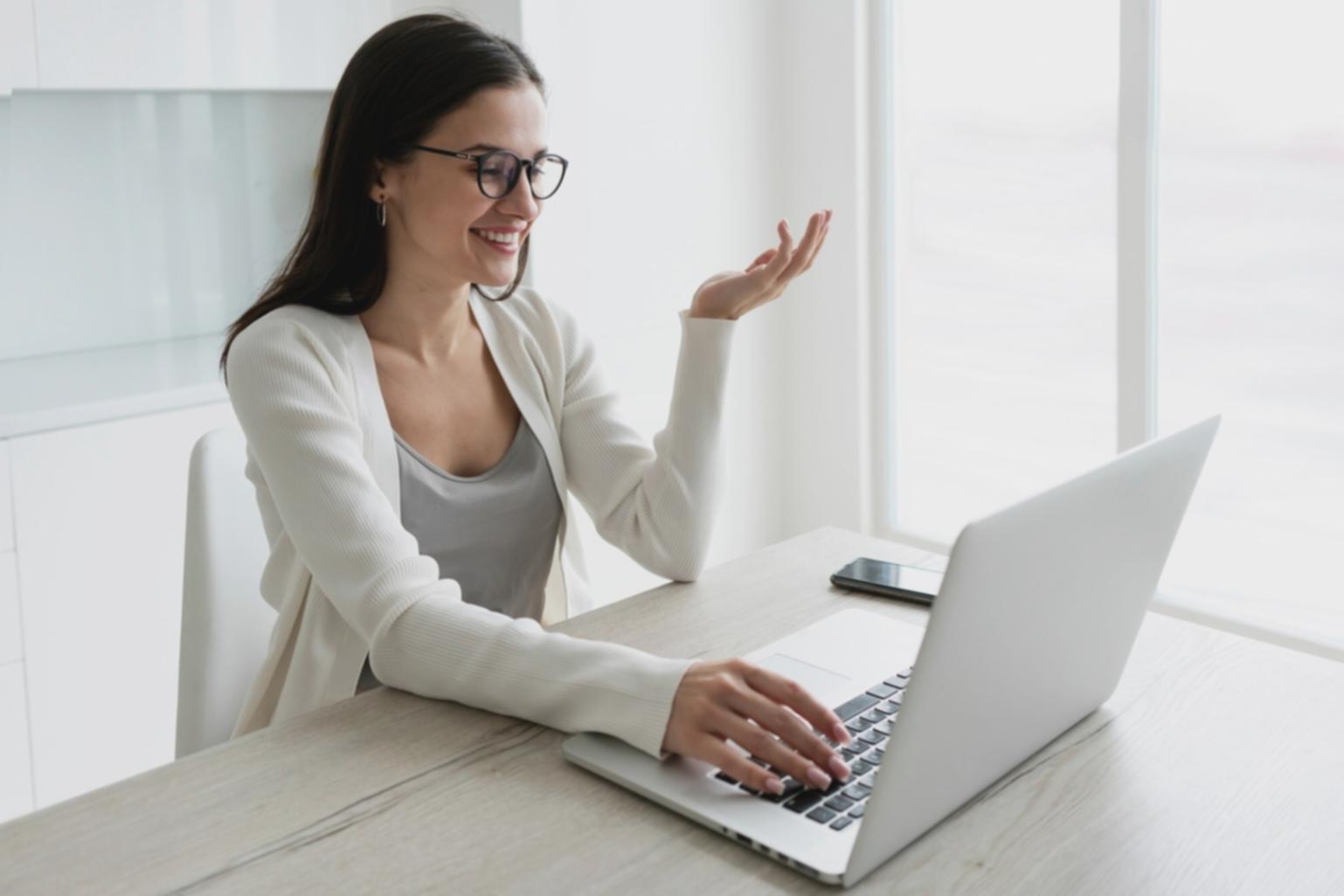 Moderne Finanzanalytik Arbeitsplatz mit Datenvisualisierungen