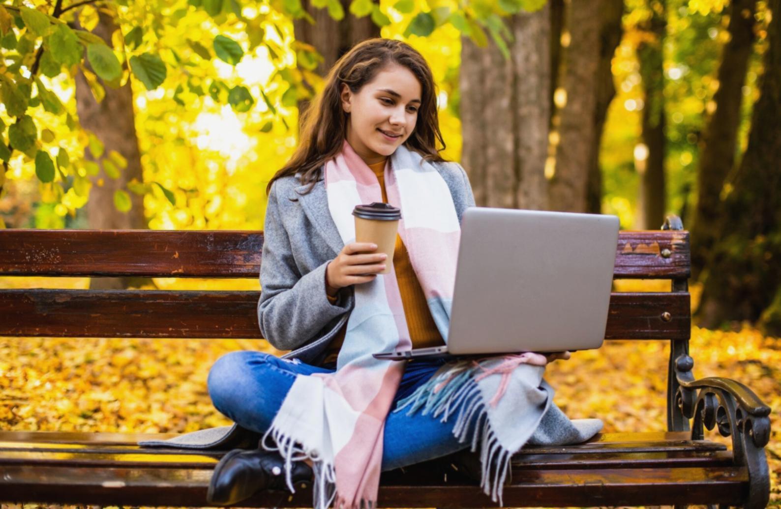Finanzanalyst bei der Arbeit mit Statistiken und Datenvisualisierung