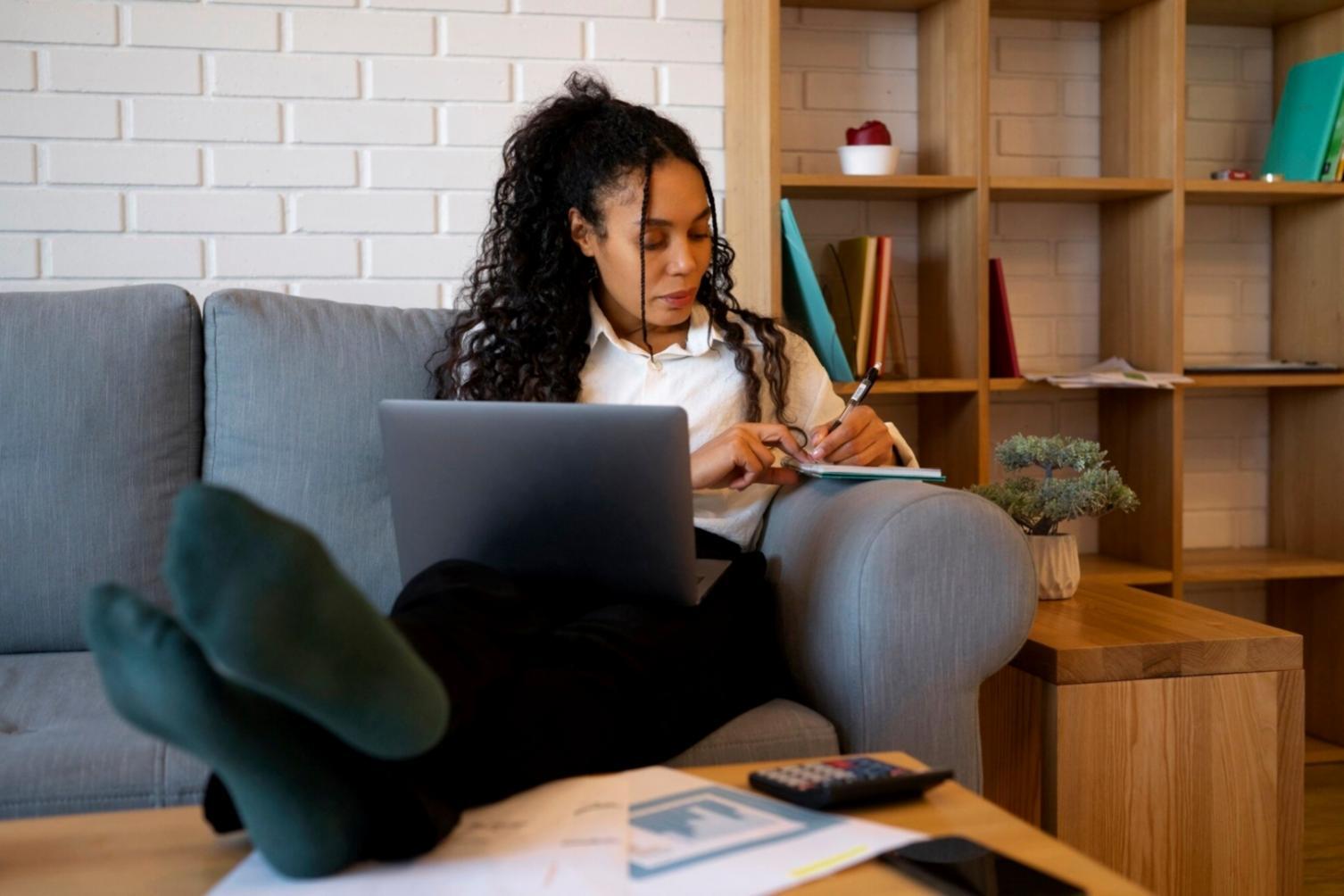 Finanzanalyst bei der Datenauswertung am modernen Arbeitsplatz